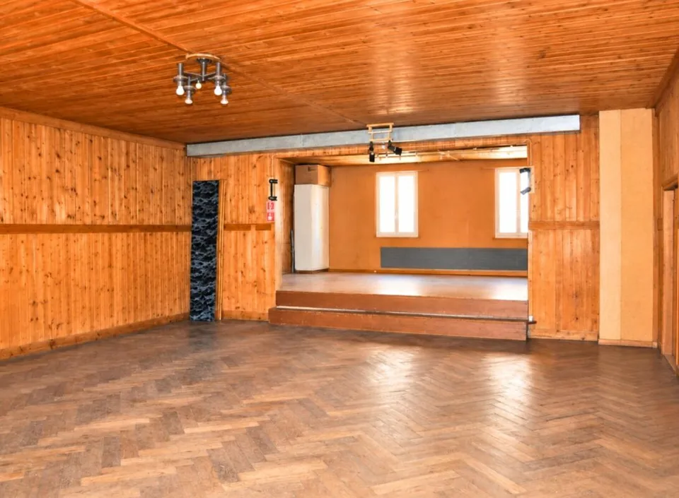 Wohnen, Gastgeben, Investieren - vielseitige Liegenschaft mit Restaurant & 2 Wohnungen – Foto 4 von 12