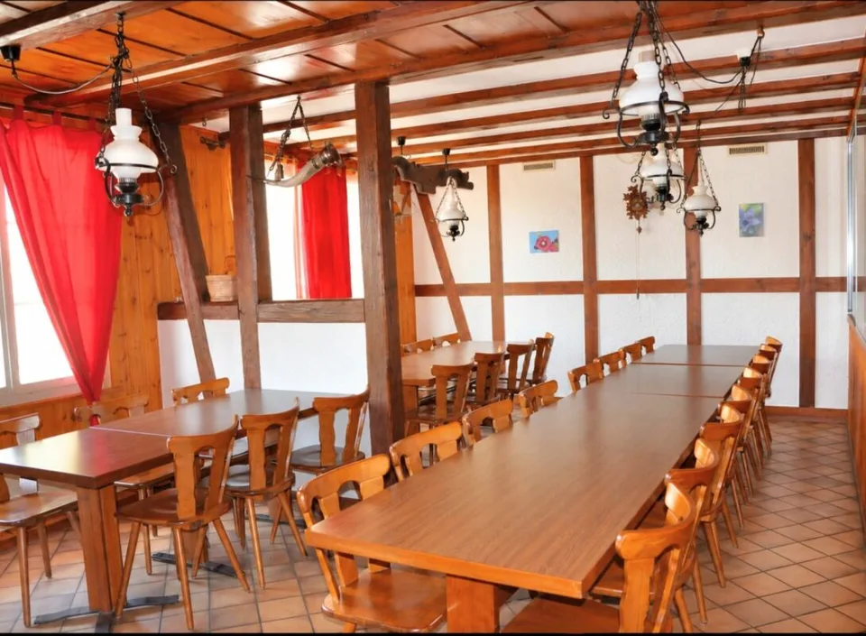 Wohnen, Gastgeben, Investieren - vielseitige Liegenschaft mit Restaurant & 2 Wohnungen – Foto 3 von 12