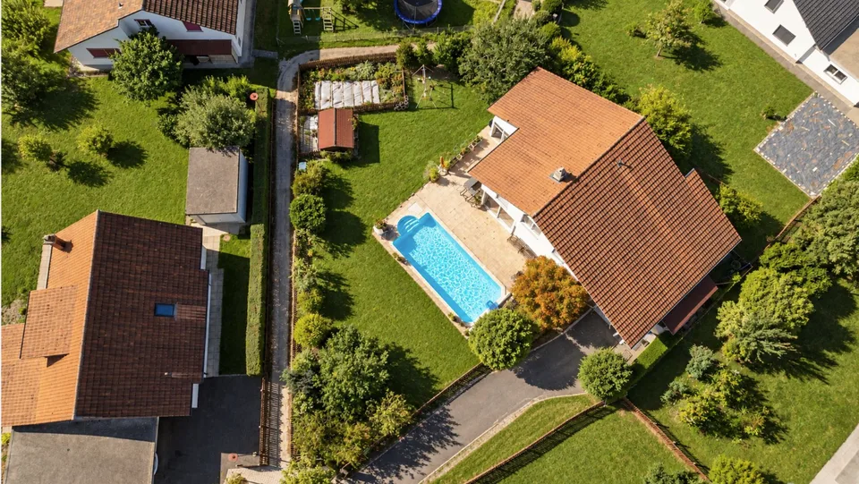 Bellissima casa indipendente di 9 locali con piscina a Vicques – foto 3 di 15