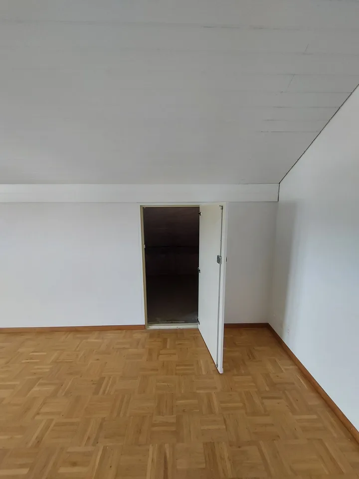 Charmante 2-Zimmer-Dachgeschosswohnung in Gurmels – sofort verfügbar! – Foto 3 von 12