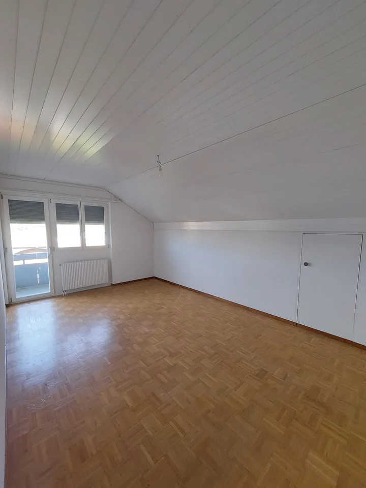 Charmante 2-Zimmer-Dachgeschosswohnung in Gurmels – sofort verfügbar! – Foto 2 von 12