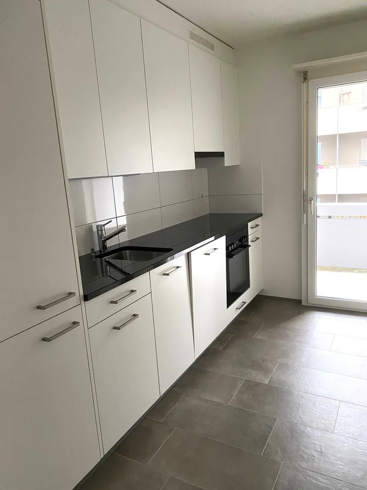 Appartement rénové de 3 pièces dans le quartier d'Iselin – photo 2 sur 7