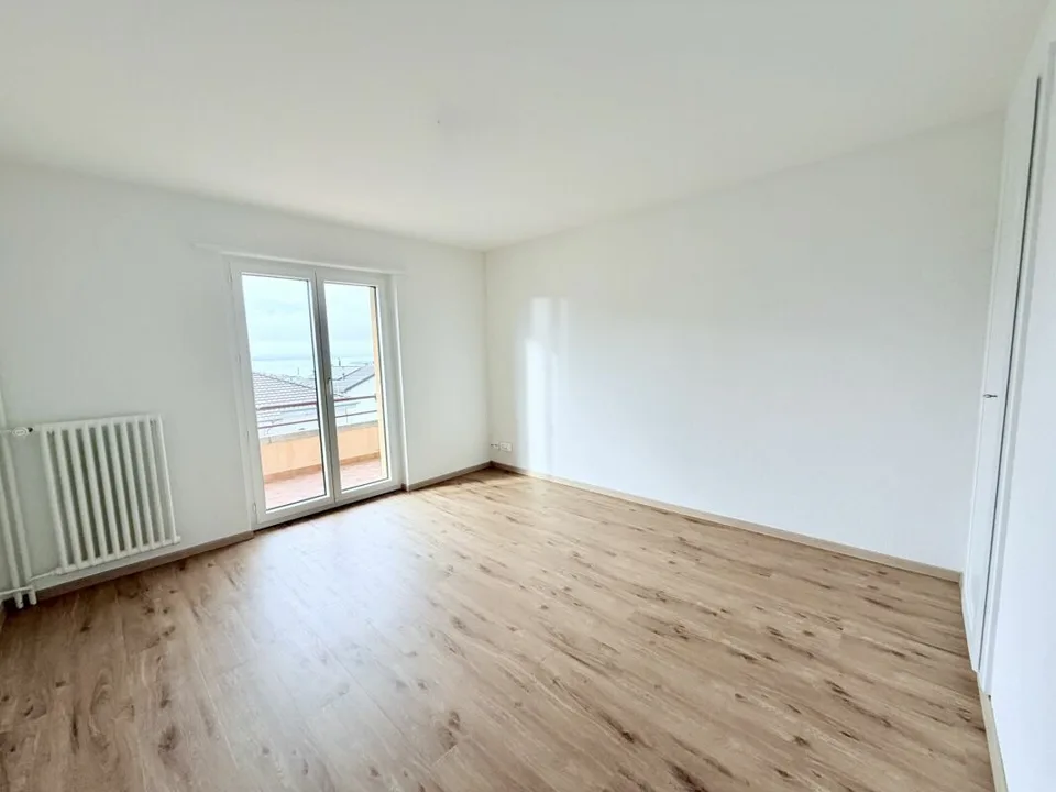 VISTA SUL LAGO E QUARTIERE PACIFICO: IL VOSTRO NUOVO APPARTAMENTO DI 3 LOCALI – foto 2 di 7