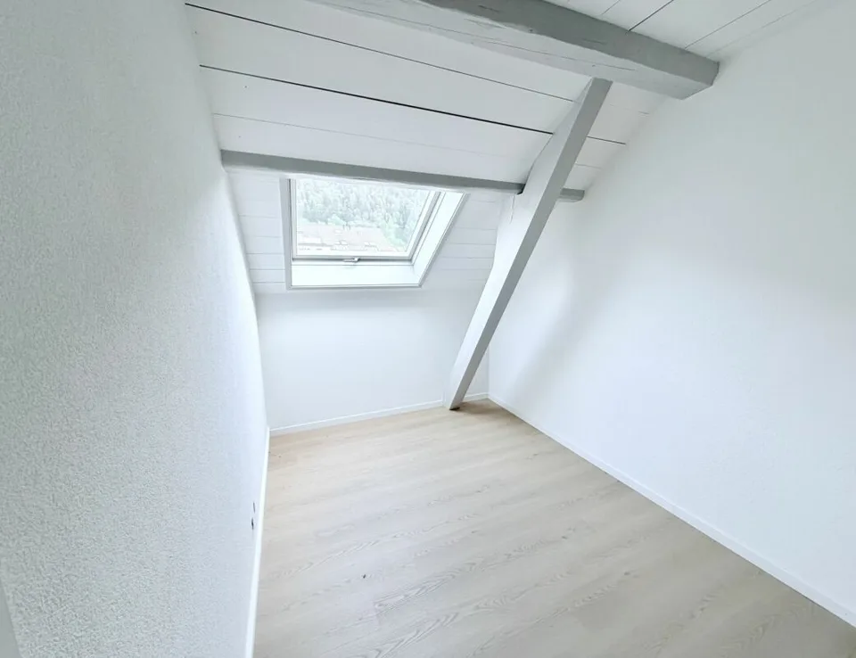 WOHNUNG MIT 4.5 ZIMMERN, VÖLLIG RENOVIERTE MIT TERRASSE UND TALBLICK – Foto 6 von 9