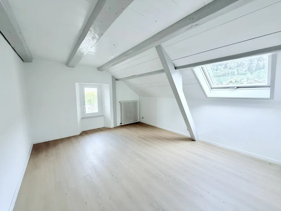 WOHNUNG MIT 4.5 ZIMMERN, VÖLLIG RENOVIERTE MIT TERRASSE UND TALBLICK – Foto 3 von 9