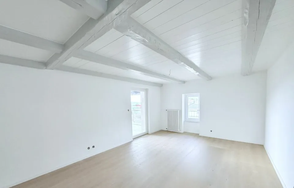 WOHNUNG MIT 4.5 ZIMMERN, VÖLLIG RENOVIERTE MIT TERRASSE UND TALBLICK – Foto 2 von 9