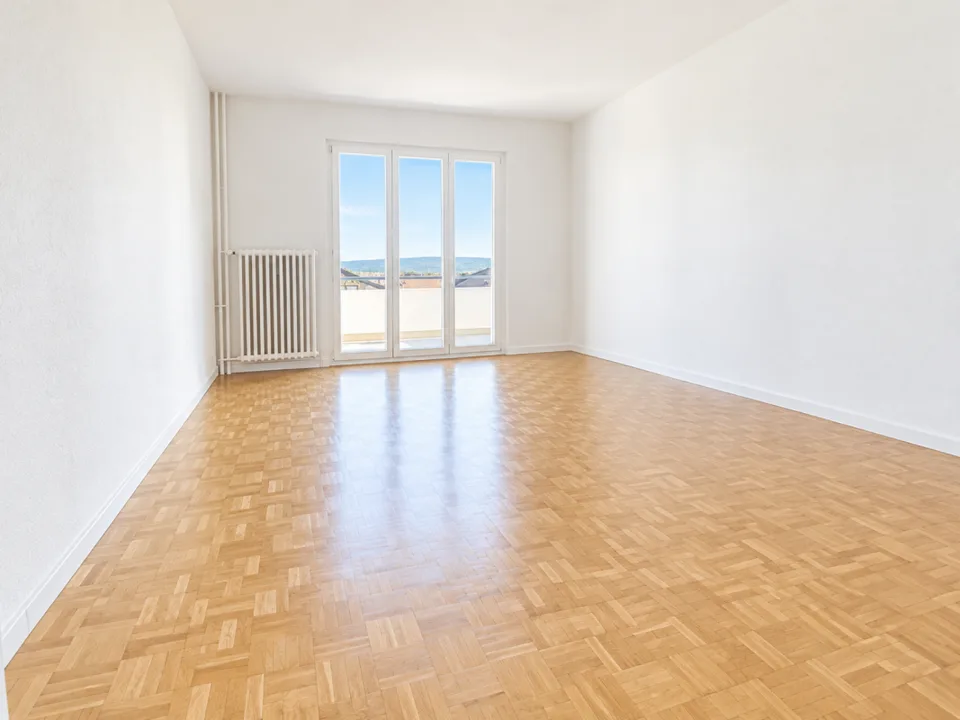 APPARTEMENT DE 3.5 PIÈCES RÉNOVÉ AVEC BALCON ET VUE SUR LE LAC ! – photo 2 sur 5