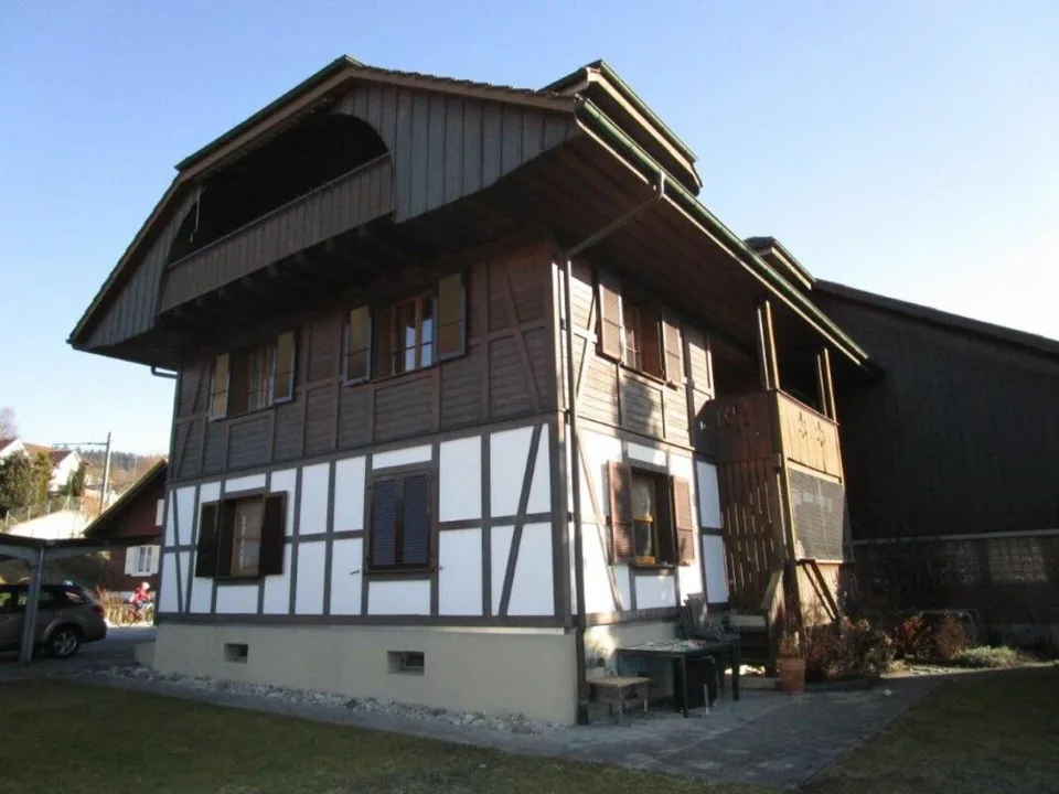 Maison de 3 familles avec ancien bâtiment de services/abri et beaucoup de potentiel – photo 3 sur 11