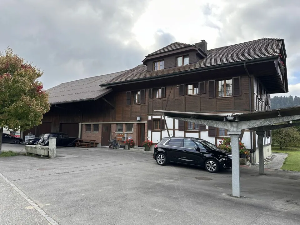 Maison de 3 familles avec ancien bâtiment de services/abri et beaucoup de potentiel – photo 2 sur 11