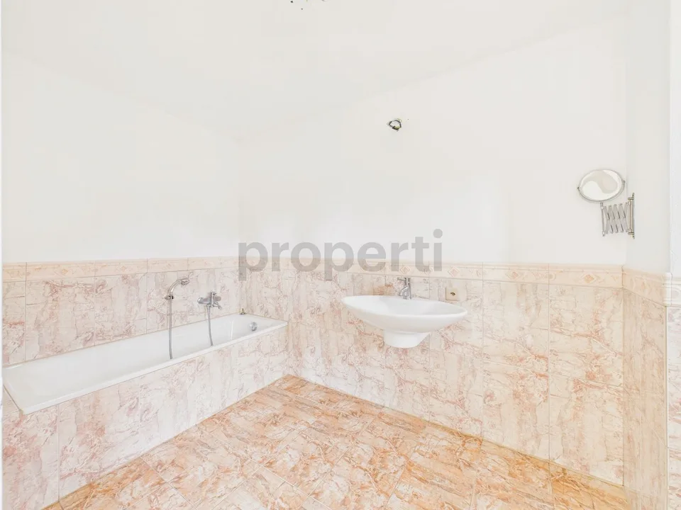 Wir verkaufen ein wunderschönes, großzügiges Haus in Brione sopra Minusio mit Pool und Garten. (Kein Seeblick) – Foto 10 von 13