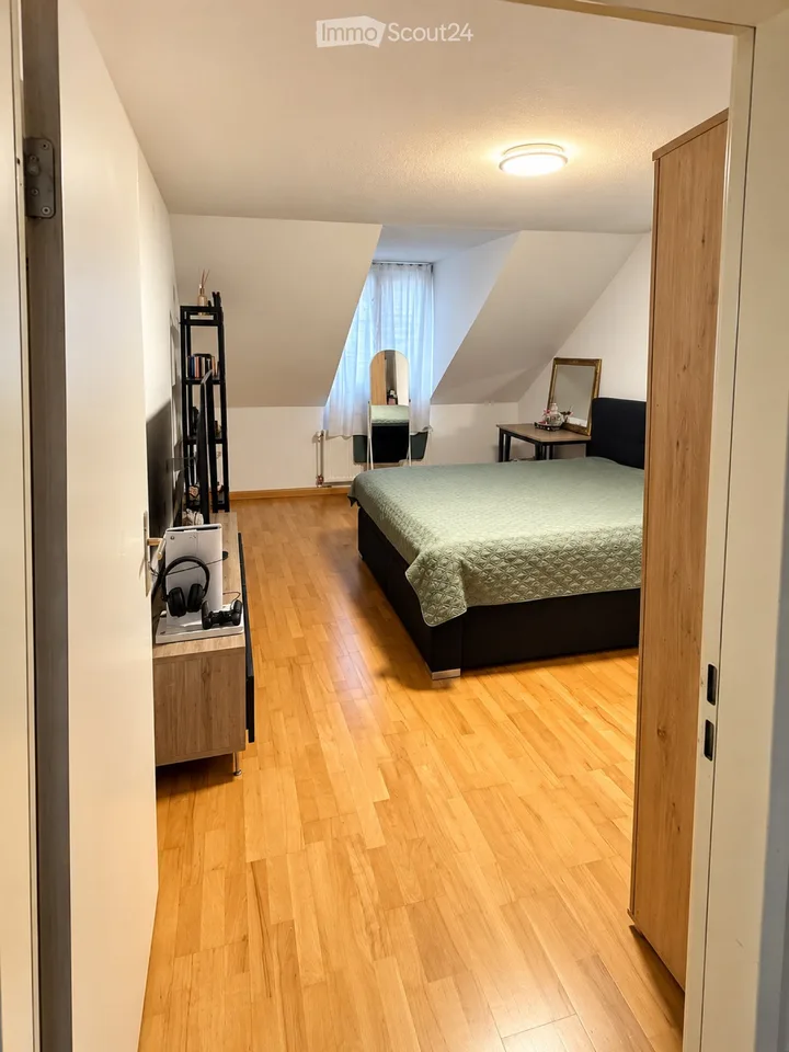 4.5-Zimmer-Dachwohnung über zwei Etagen in Hornussen – Foto 2 von 5