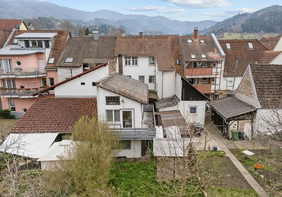 Residential and commercial building, possible conversion to residential space. – photo 6 of 13