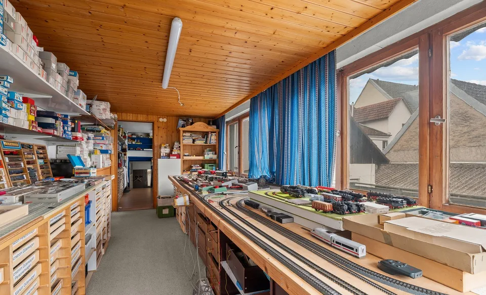 Residential and commercial building, possible conversion to residential space. – photo 10 of 13