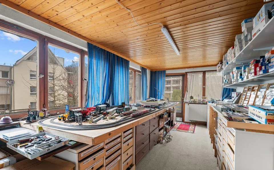 Residential and commercial building, possible conversion to residential space. – photo 9 of 13