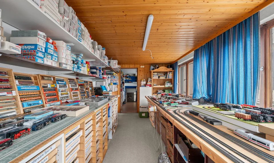 Residential and commercial building, possible conversion to residential space. – photo 11 of 13