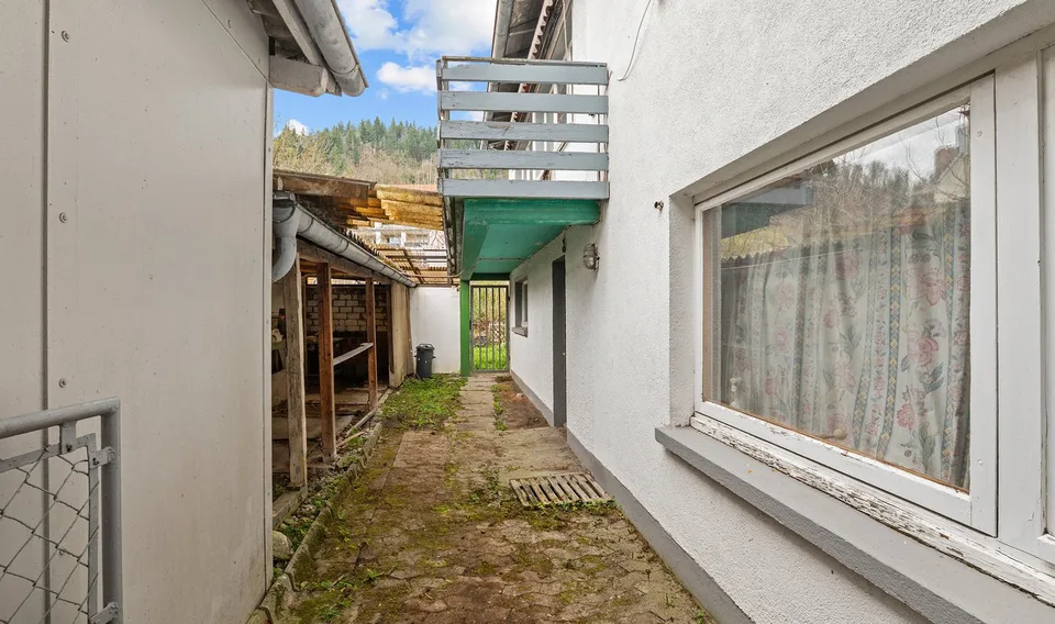 Residential and commercial building, possible conversion to residential space. – photo 5 of 13