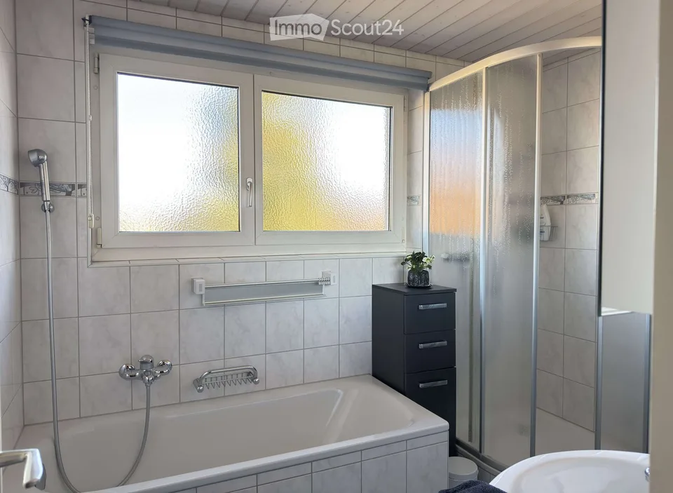 Charmant appartement 4.5 pièces avec balcon et vue imprenable à Uetendorf – photo 12 sur 15