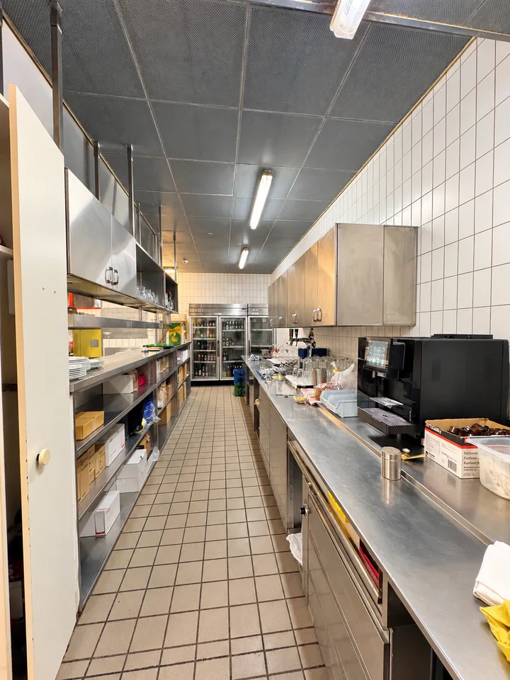 Ristorante con bar, fumoir e terrazza – circa 250 posti a noleggio a Berna – foto 11 di 18