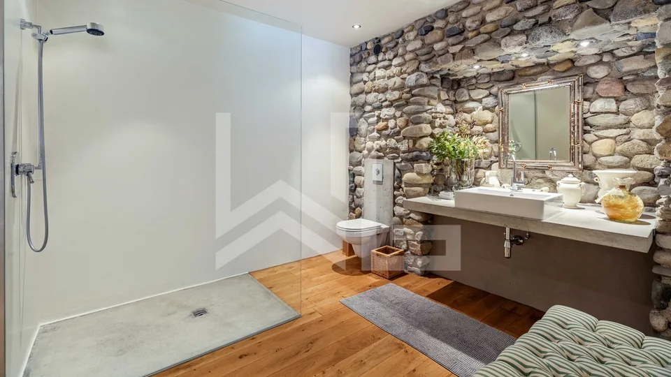 A LOUER - UNE PROPRIÉTÉ AU CARACTÈRE ARCHITECTURAL UNIQUE – Foto 13 von 13