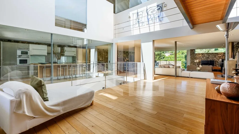 A LOUER - UNE PROPRIÉTÉ AU CARACTÈRE ARCHITECTURAL UNIQUE – Foto 4 von 13