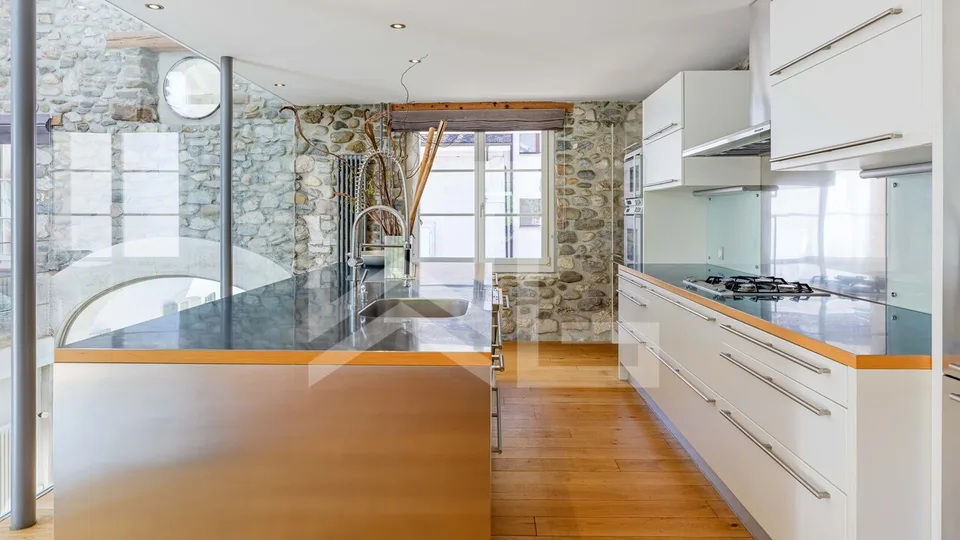 A LOUER - UNE PROPRIÉTÉ AU CARACTÈRE ARCHITECTURAL UNIQUE – Foto 7 von 13