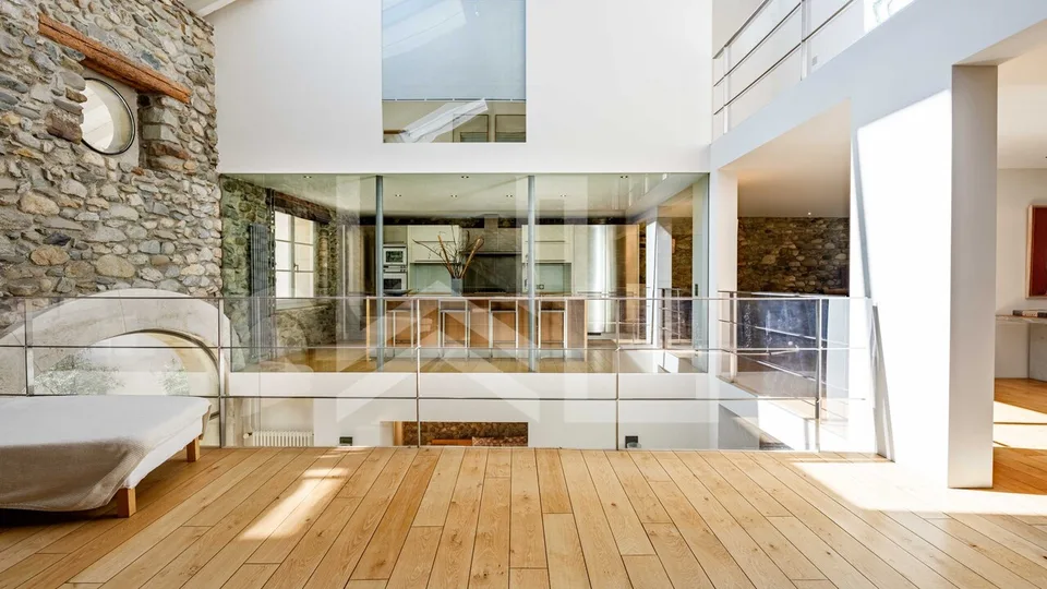 A LOUER - UNE PROPRIÉTÉ AU CARACTÈRE ARCHITECTURAL UNIQUE – Foto 8 von 13