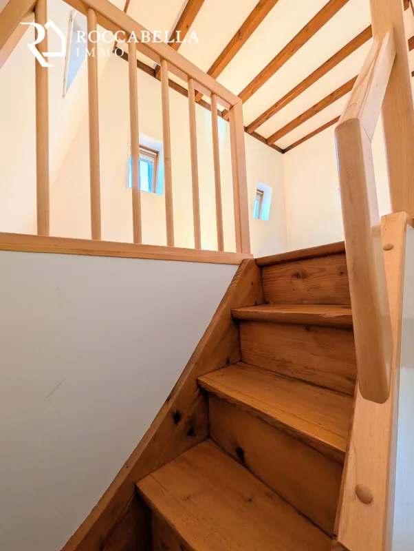 Prachtvolles Dachgeschoß-Duplex, Charme und Charakter in einem Herrenhaus – Foto 8 von 13