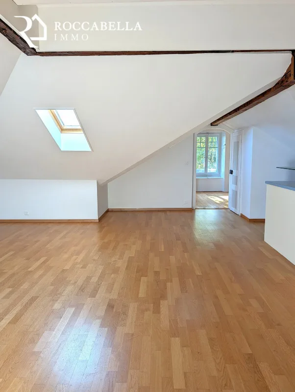 Prachtvolles Dachgeschoß-Duplex, Charme und Charakter in einem Herrenhaus – Foto 3 von 13