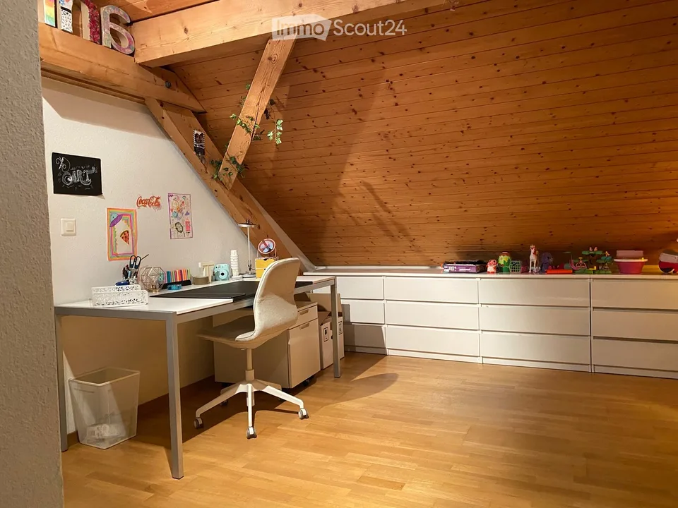 Charmante 4.5-Zimmer-Maisonettewohnung mit Balkon und Gartenzugang in Egg – Foto 2 von 5