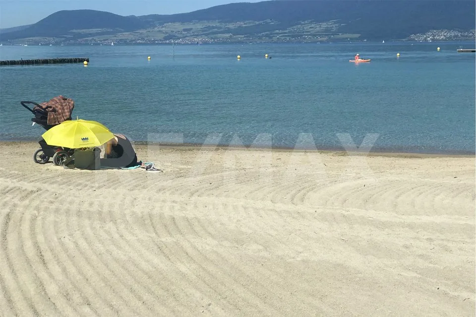 Grand chalet au bord du lac de Neuchâtel, sur un terrain en pleine propriété, pour toute l'année – Foto 4 von 13