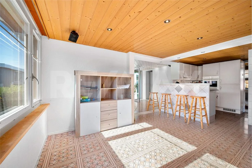 Grand chalet au bord du lac de Neuchâtel, sur un terrain en pleine propriété, pour toute l'année – Foto 10 von 13