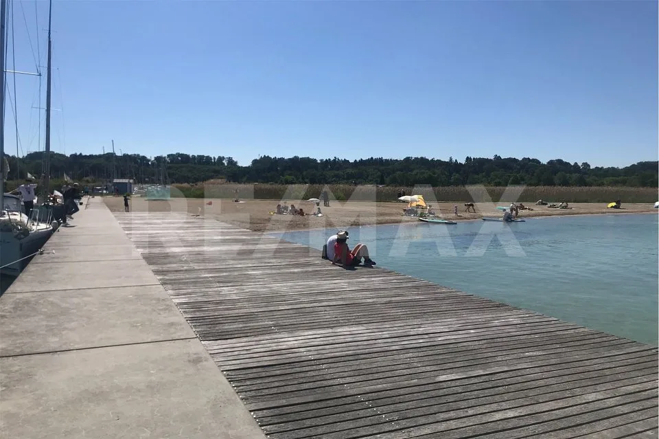 Grand chalet au bord du lac de Neuchâtel, sur un terrain en pleine propriété, pour toute l'année – Foto 5 von 13