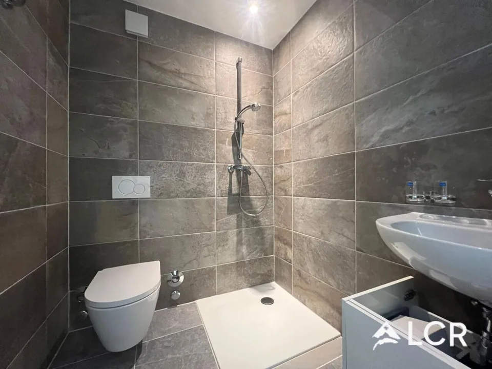 Schönes neues möbliertes Studio mit 1.5 Zimmern / 1 Schlafzimmer / 1 Badezimmer / 1 Terrasse / 1 Balkon / 2 Parkplätzen – Foto 3 von 9