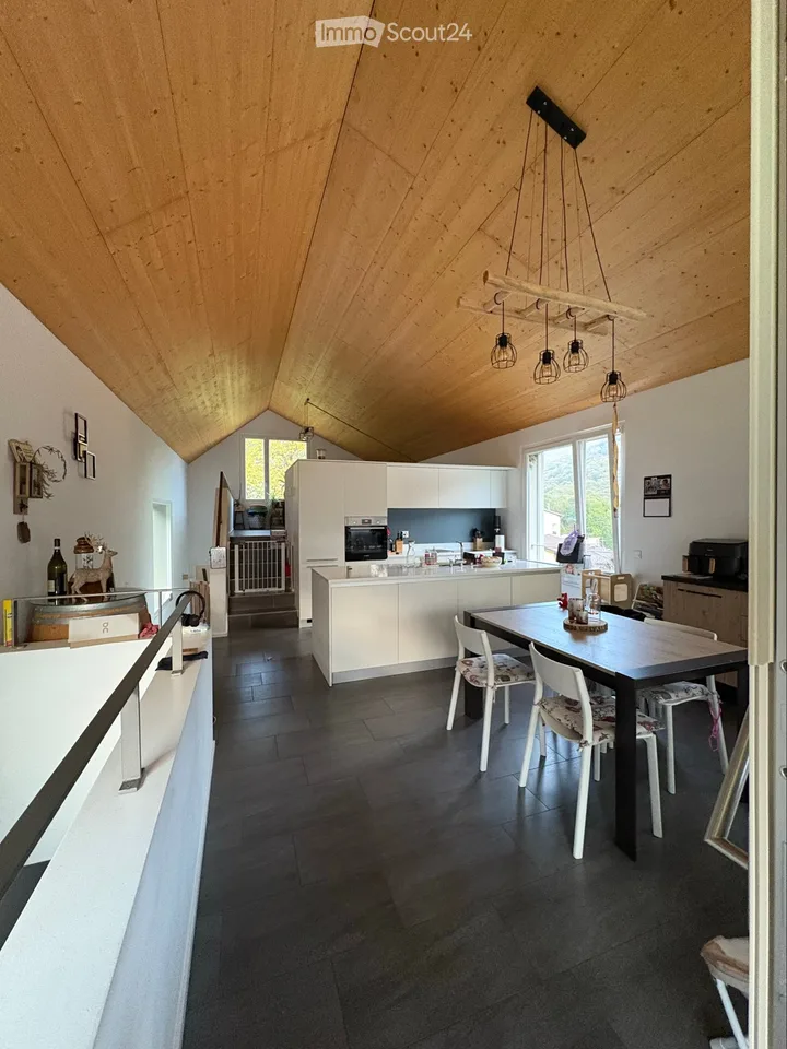 Haus mit 5,5 Zimmern und großem privatem Garten – Foto 3 von 4