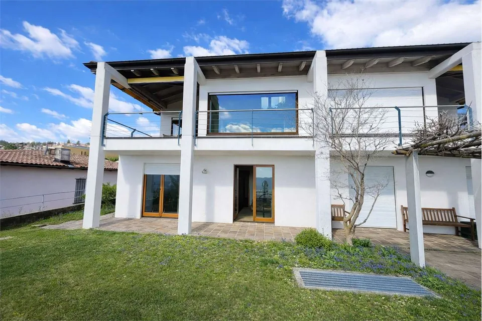 Casa bifamiliare con vista imprendibile a Besazio – foto 3 di 12