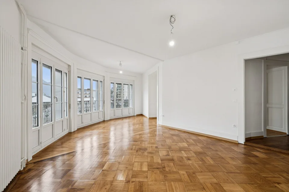 Magnificent 5-room apartment renovated in the heart of Montreux – photo 2 of 10