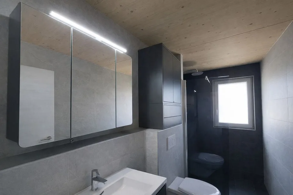 Superbo appartamento moderno di 4,5 locali con terrazza, posto auto interno e posto auto esterno. – foto 11 di 12