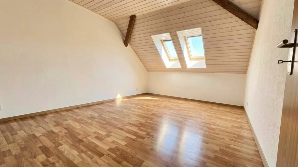 Duplex luminoso di 126 m² con giardino comune in un ambiente verde a Vuissens – foto 5 di 9