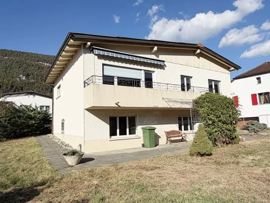 Charming 6.5-room villa in a good location – photo 5 of 23