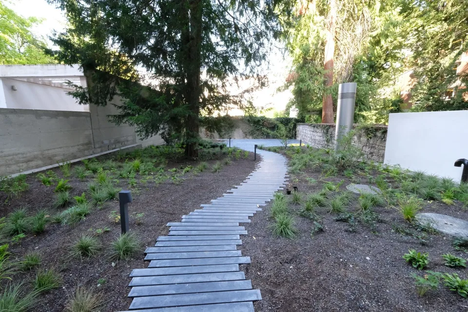 Appartamento moderno in stile cemento a vista vicino a Spalentor – foto 9 di 9