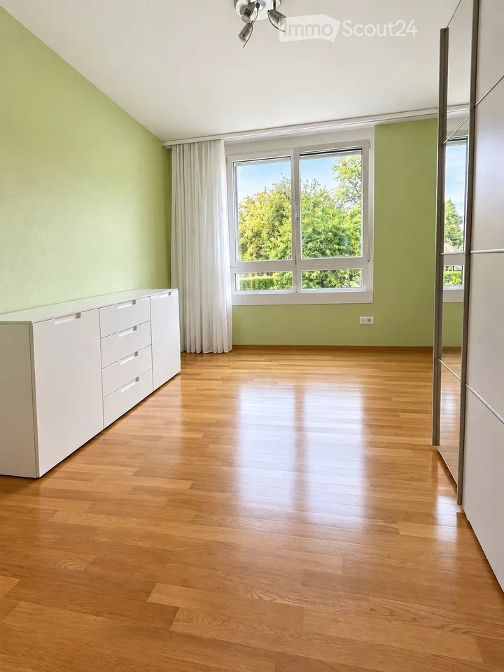 Lichtdurchflutete 3.5-Zimmer-Eigentumswohnung mit überdachtem Balkon – Foto 8 von 10