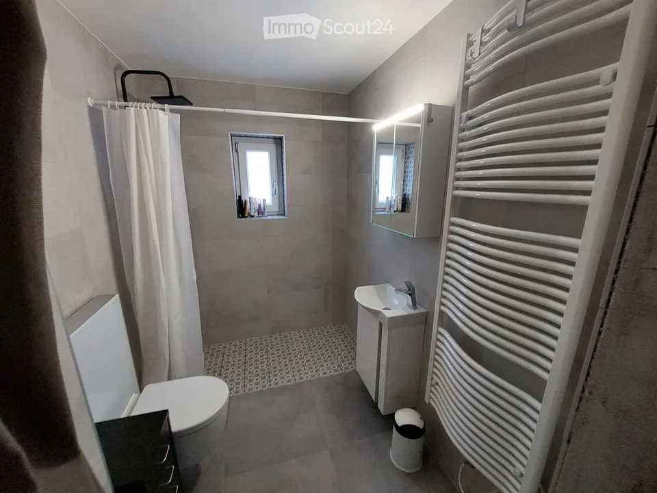 Appartement 4.5 pièces avec garage privatif et jardin commun – Foto 2 von 5