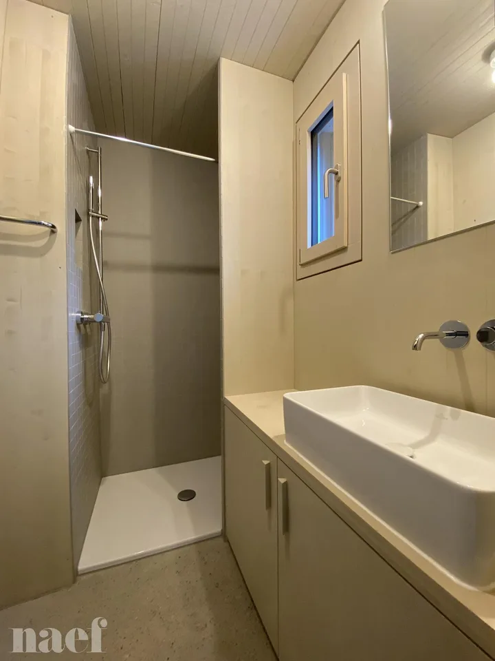 Wohnung mit 3.5 Zimmern in Duplex mit einer kleinen Terrasse – Foto 3 von 5