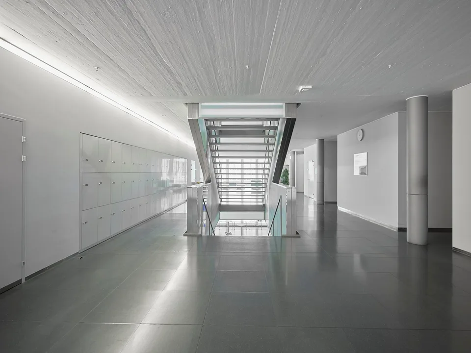 Renovated office and educational spaces at SBB train station – photo 7 of 9