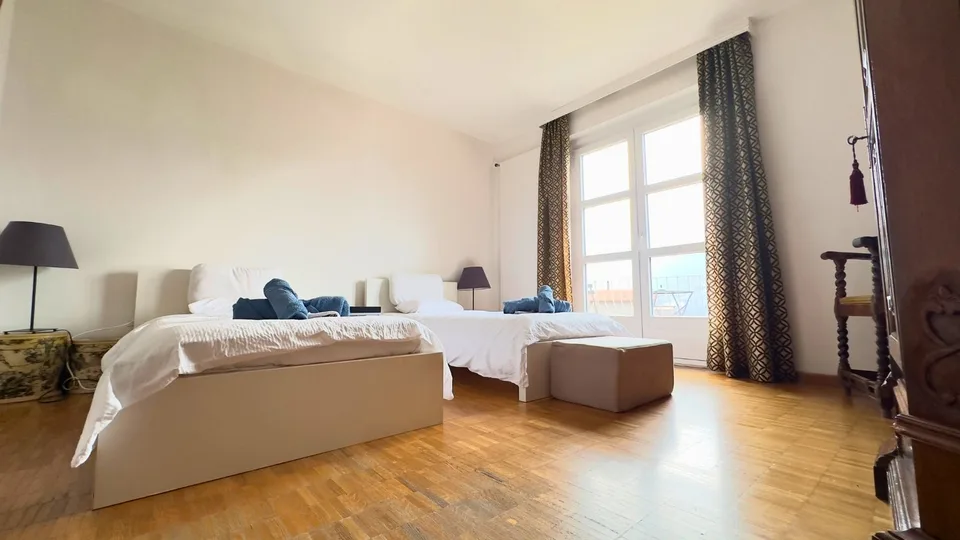 Vendesi ampia casa bifamiliare con giardino privato – foto 12 di 13