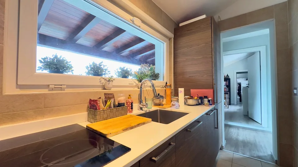 Vendesi ampia casa bifamiliare con giardino privato – foto 4 di 13