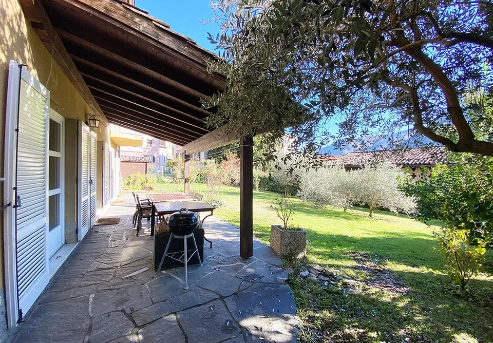 Vendesi ampia casa bifamiliare con giardino privato – foto 2 di 13