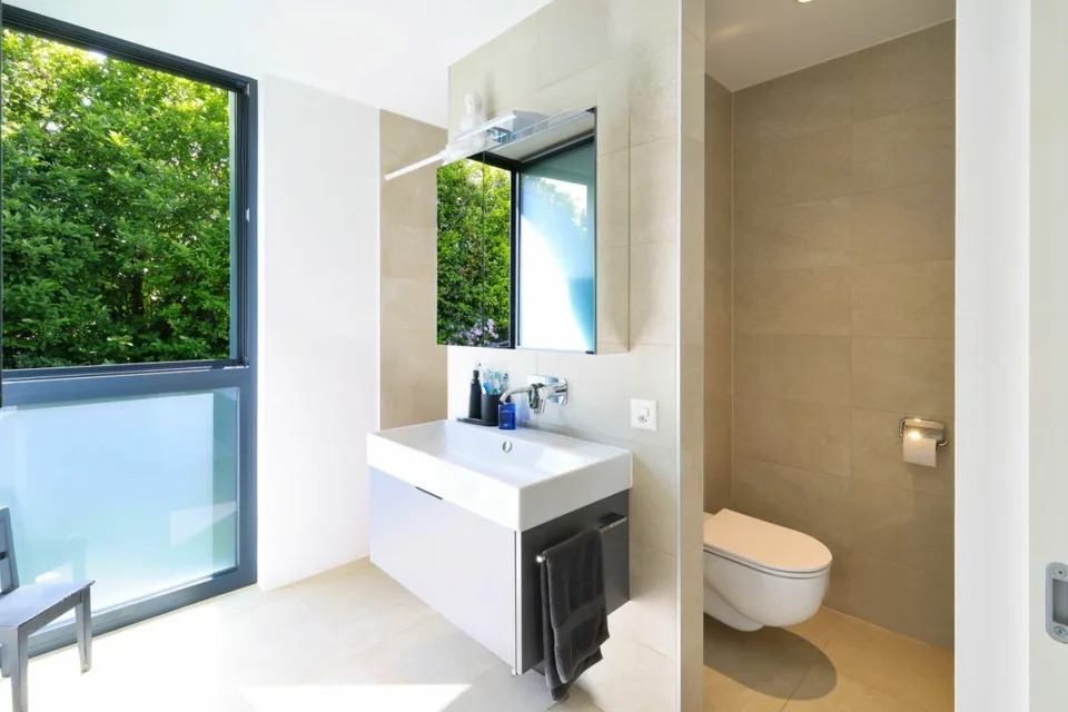Moderno app. di 3.5 locali con vista lago e piscina – foto 9 di 13