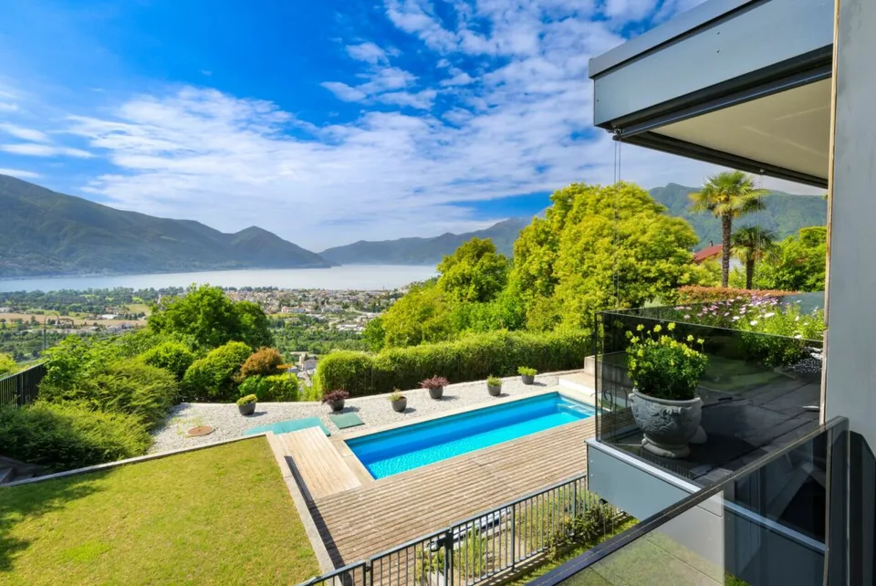 Moderno app. di 3.5 locali con vista lago e piscina – foto 3 di 13