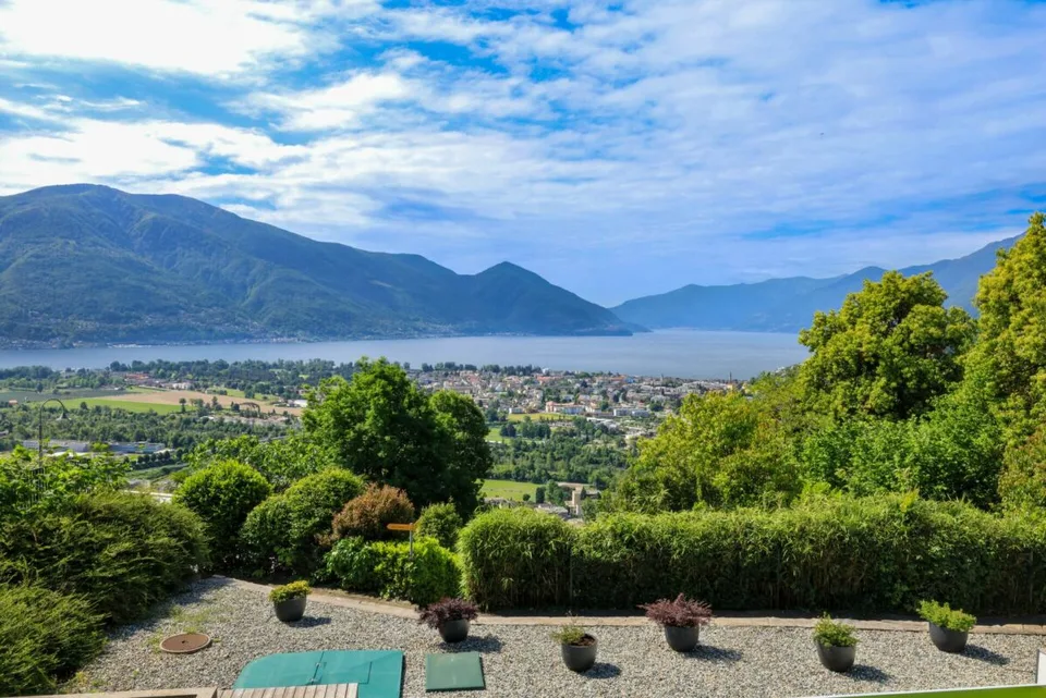 Moderno app. di 3.5 locali con vista lago e piscina – foto 12 di 13